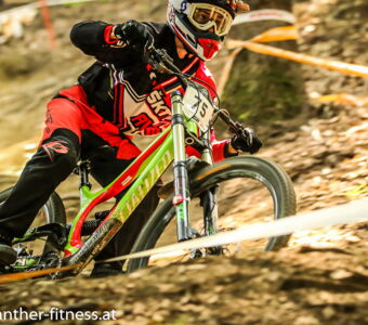 Athlet Stekar Jan in Aktion beim Unior Downhill Cup